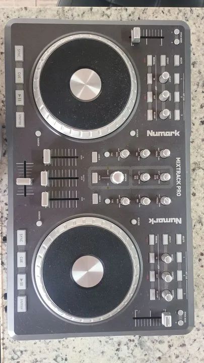 Controladora DJ Numark MixTrack Pro - Foto 4