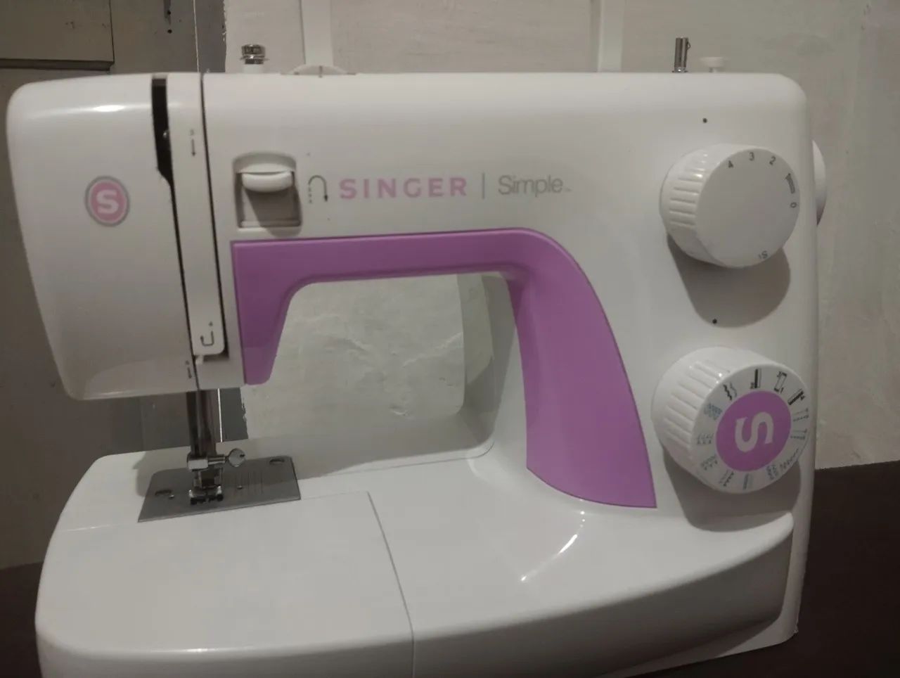 Máquina de Costura Singer - Ótima para Iniciantes - Foto 3