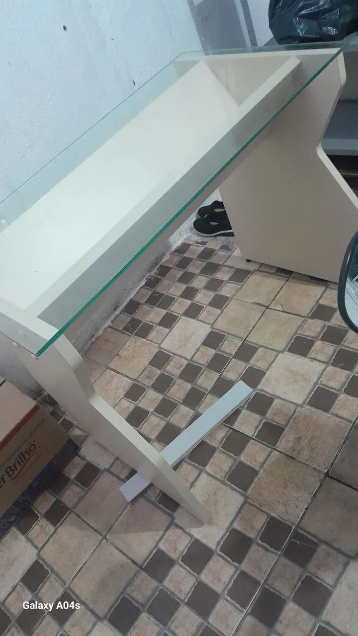 Mesa de centro em vidro e madeira - Foto 2