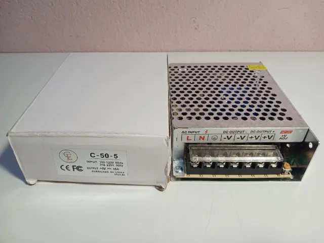 2 Fontes chaveada tipo colmeia entrada 110/220V e saída 12V-10A e 12V-30A multisaídas.