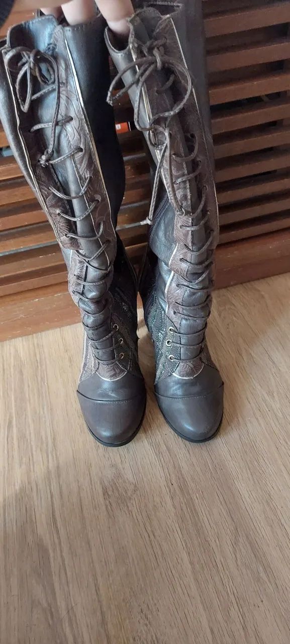 Botas Femininas Marrons com Salto e Detalhes - Foto 3