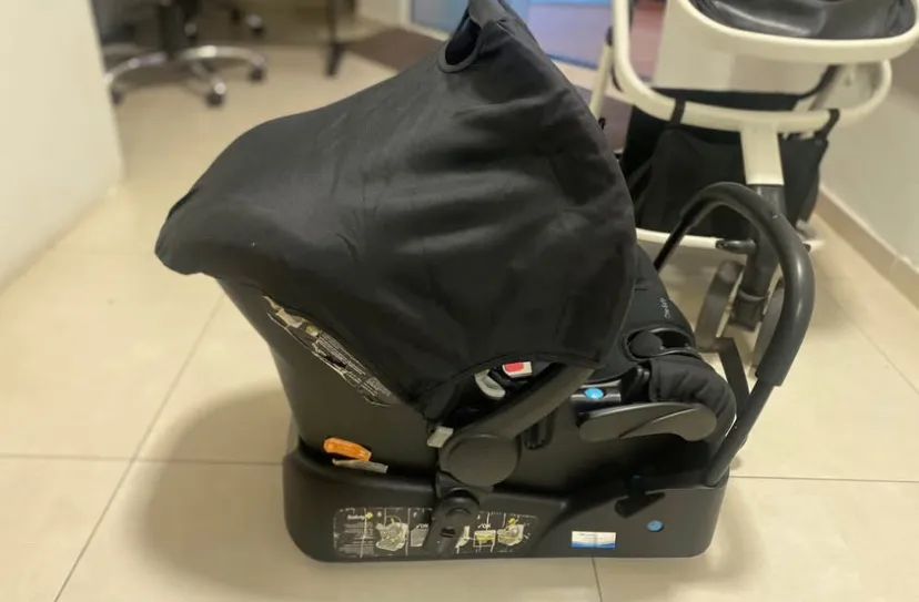 Carrinho de bebê com bebê conforto  - Foto 2