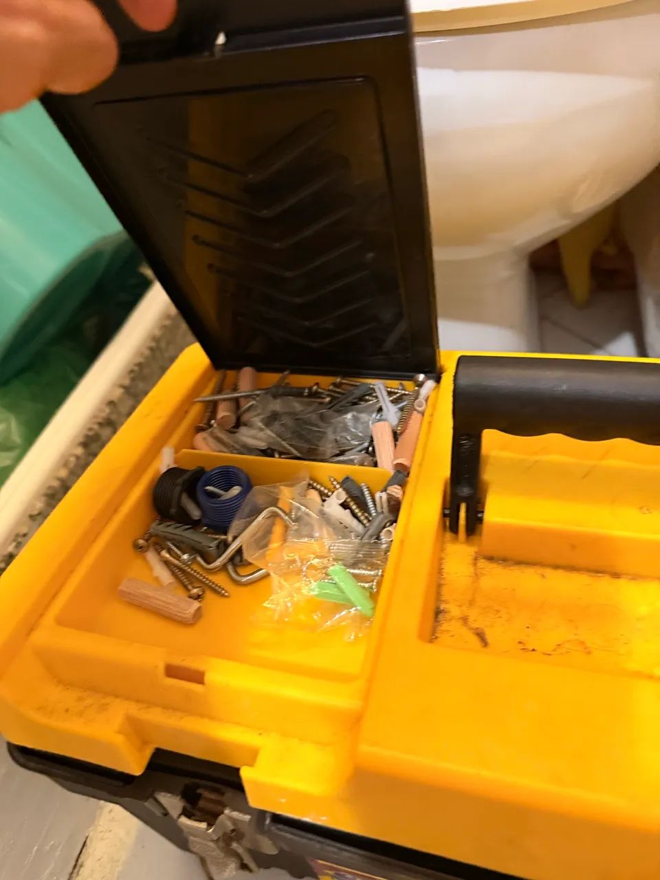 Caixa de ferramentas VONDER com ferramentas várias64861554888834123