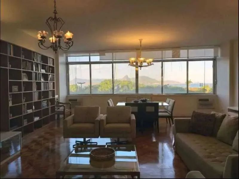 Amplo apartamento na praia do Flamengo. Frontal, modernizado