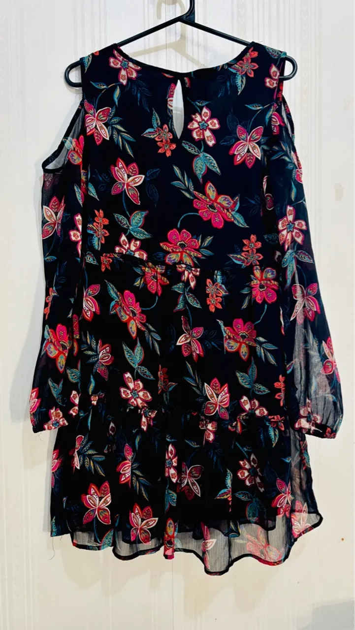 Lote Roupas Femininas Vestido Floral com Detalhes nos Ombros