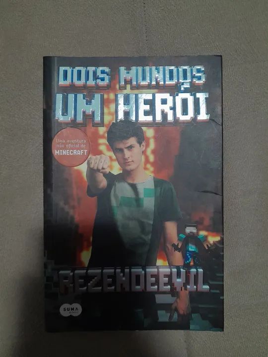Livro Dois Mundos Um Herói -  Minecraft - Frezendeevil