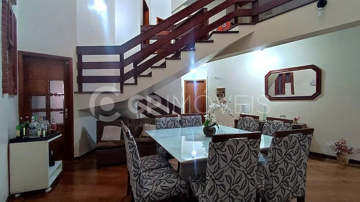 Sobrado amplo e aconchegante com 4 Dormitórios, projeto diferenciado com 294 m².