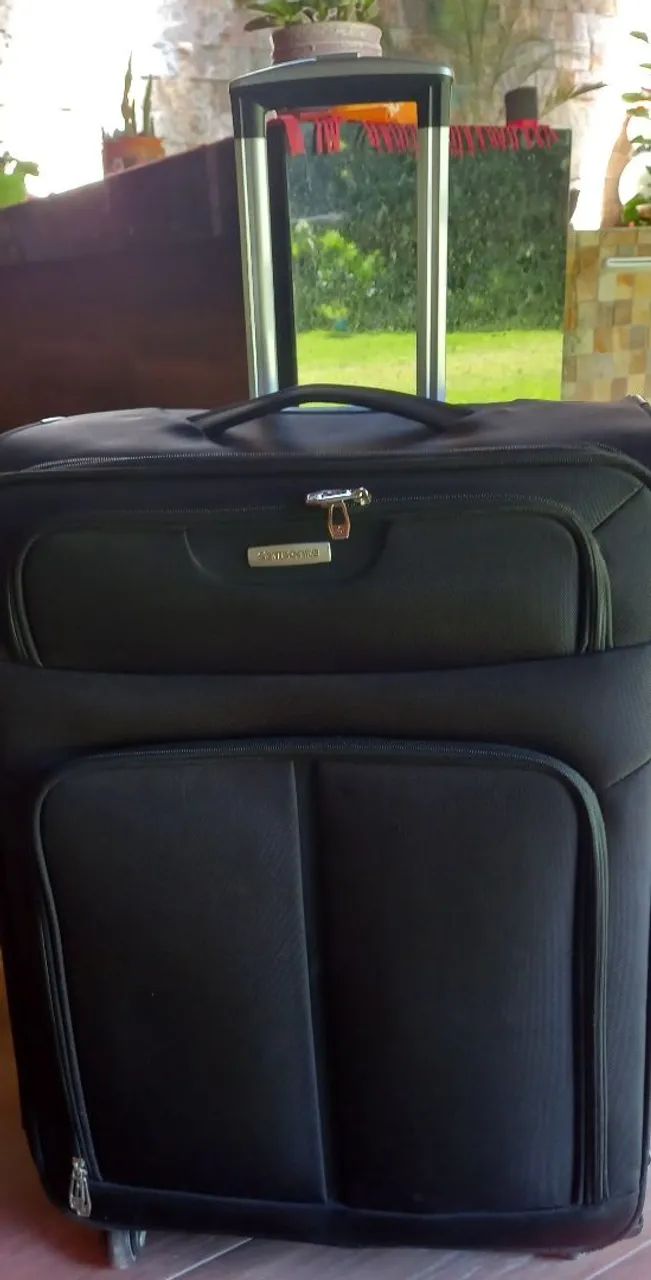 Mala de viagem média usada com rodinhas 150,00 ótimo preço. 