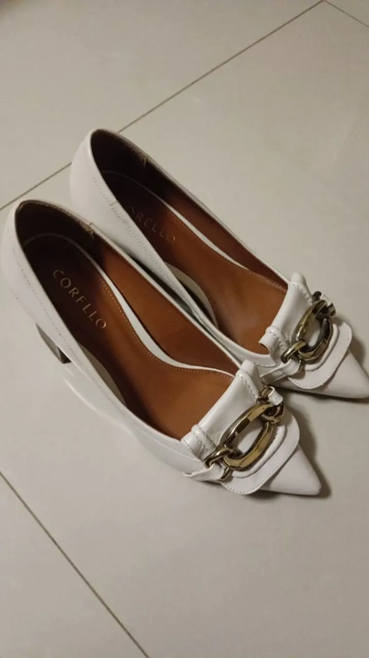 Sapatos Corello Branco com Detalhe Dourado