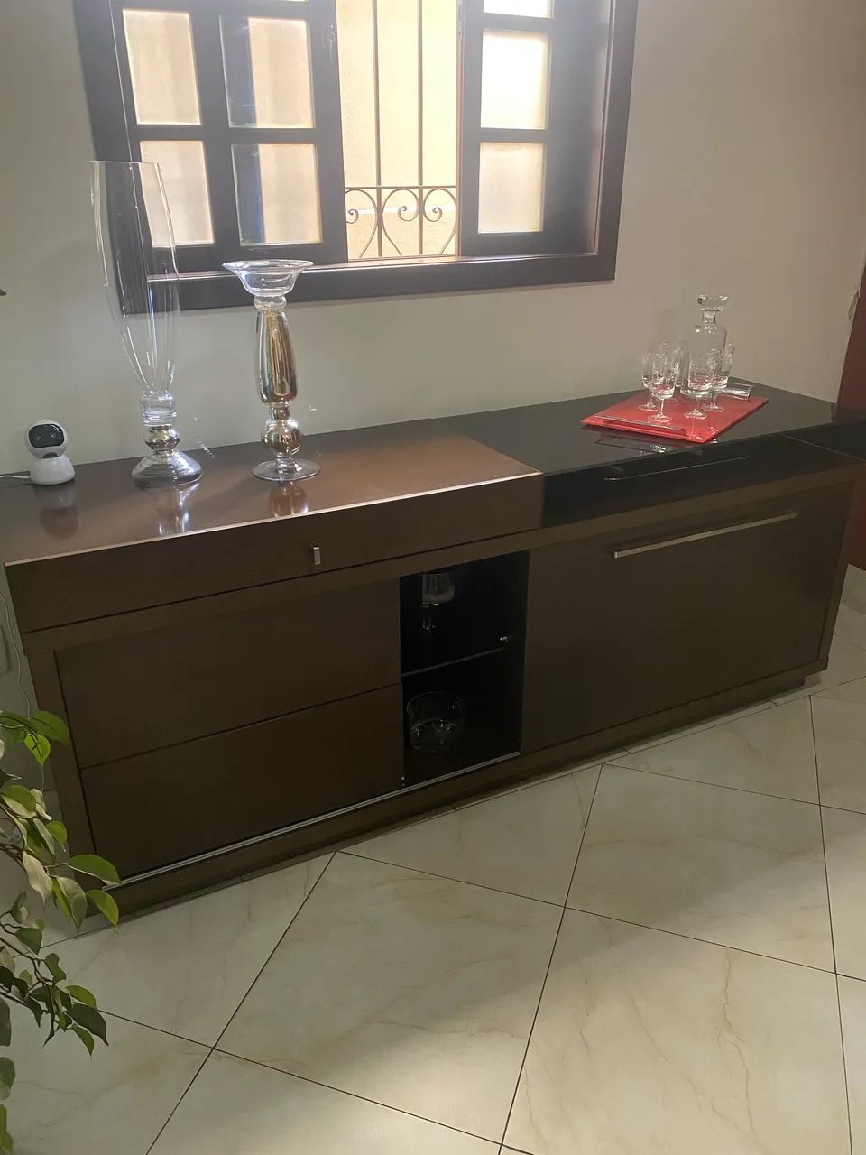 Buffet de madeira e vidro