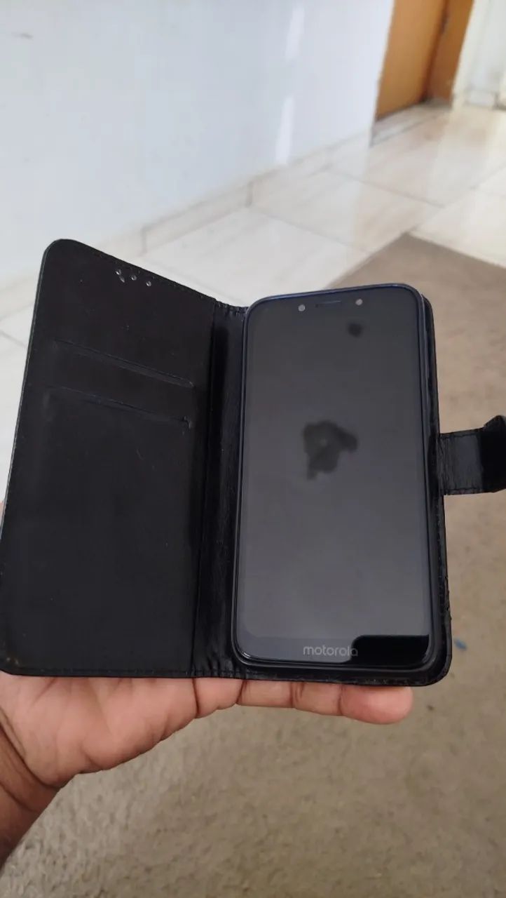 Motorola Moto G7 Play com capa tipo carteira