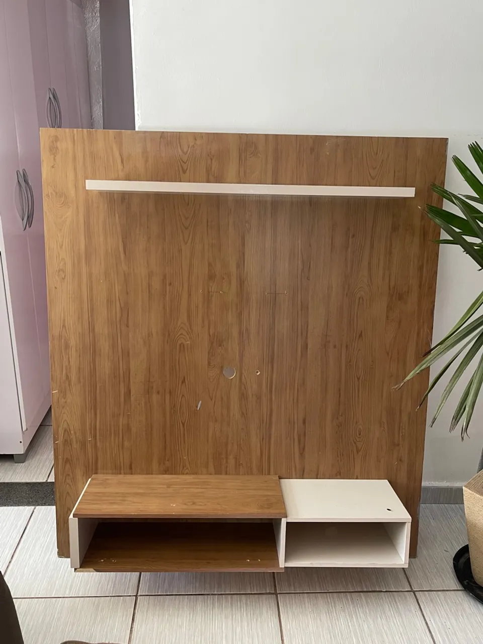 Painel de TV com nichos e prateleira