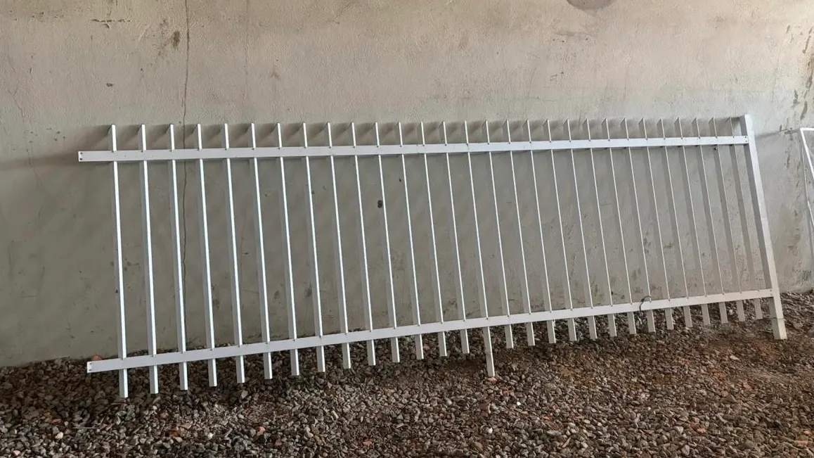 Grades de aluminio branca