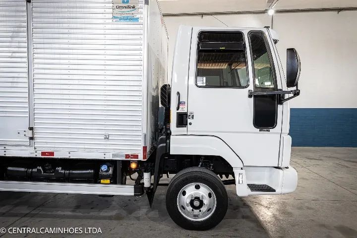 Ford Cargo 816 S ano 2013 com Bau Facchini de 5.40m - Foto 2