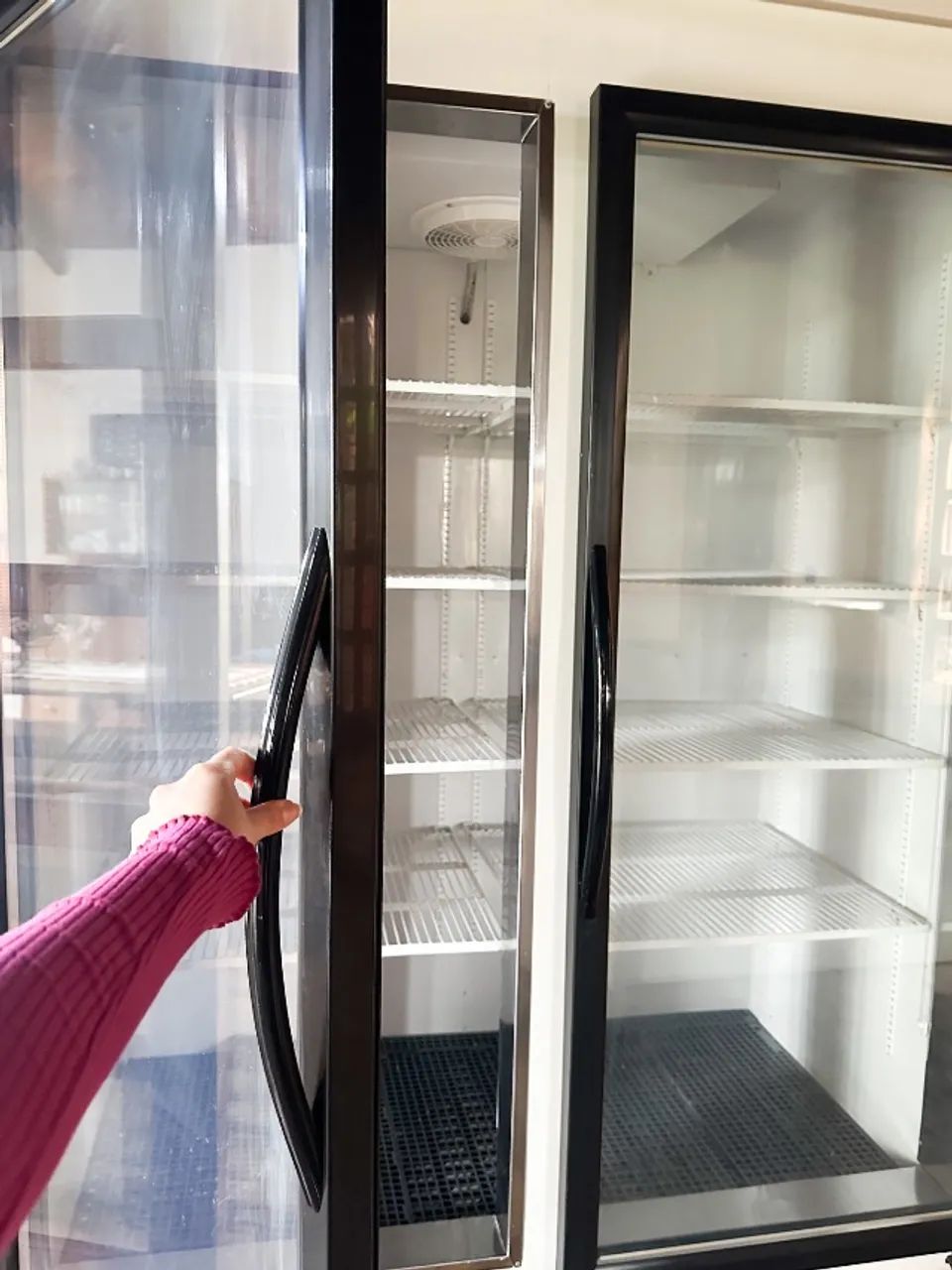 Refrigerador Expositor 2 Portas 220V OºC com acabamento MDF e LED.  - Foto 4