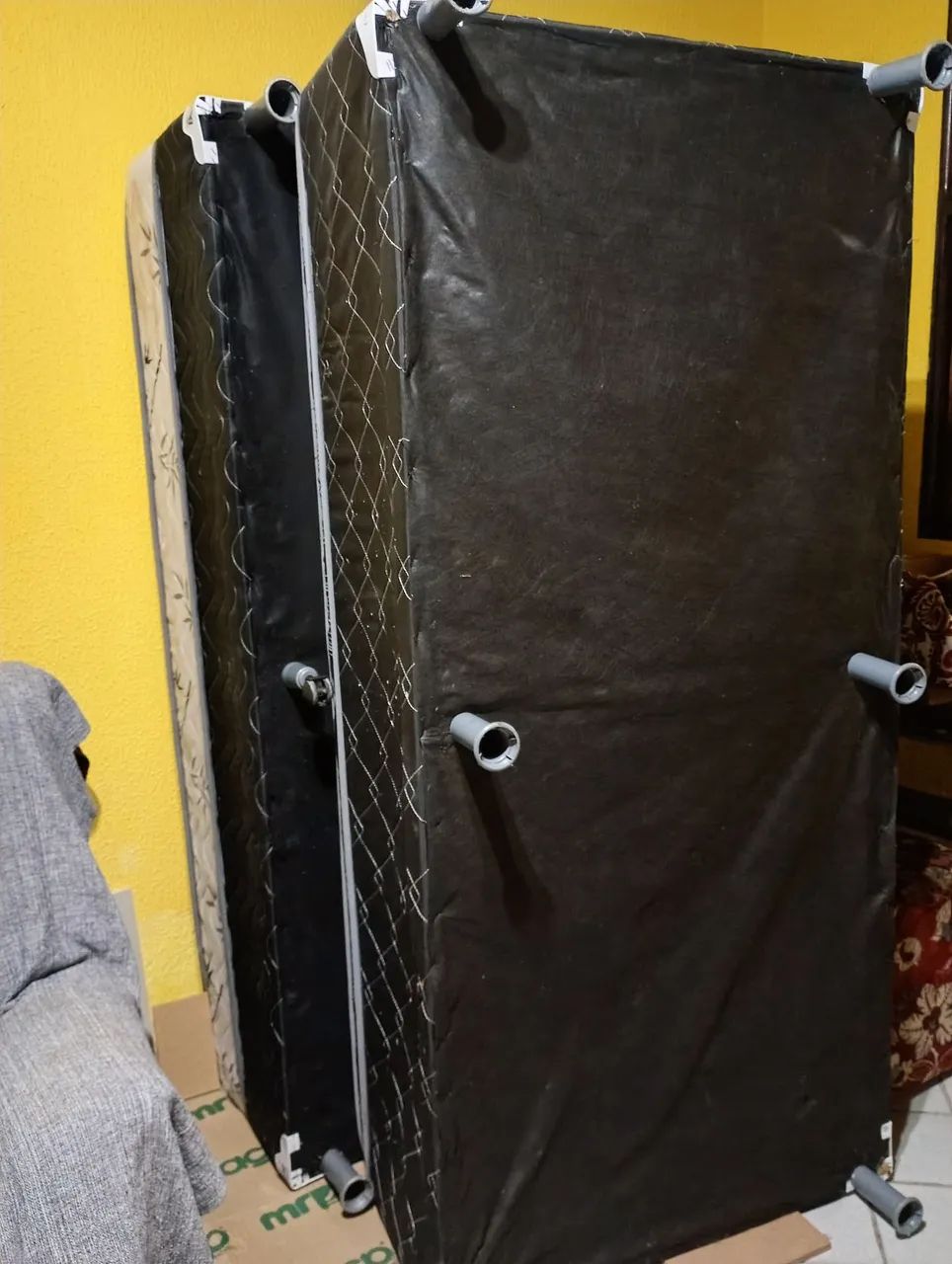 Vendo cama box solteiro bem conservada
