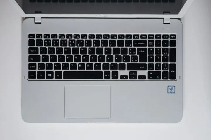 Notebook Samsung Essentials E30 com SSD de 128 GB e HD de 1TB - Foto 3