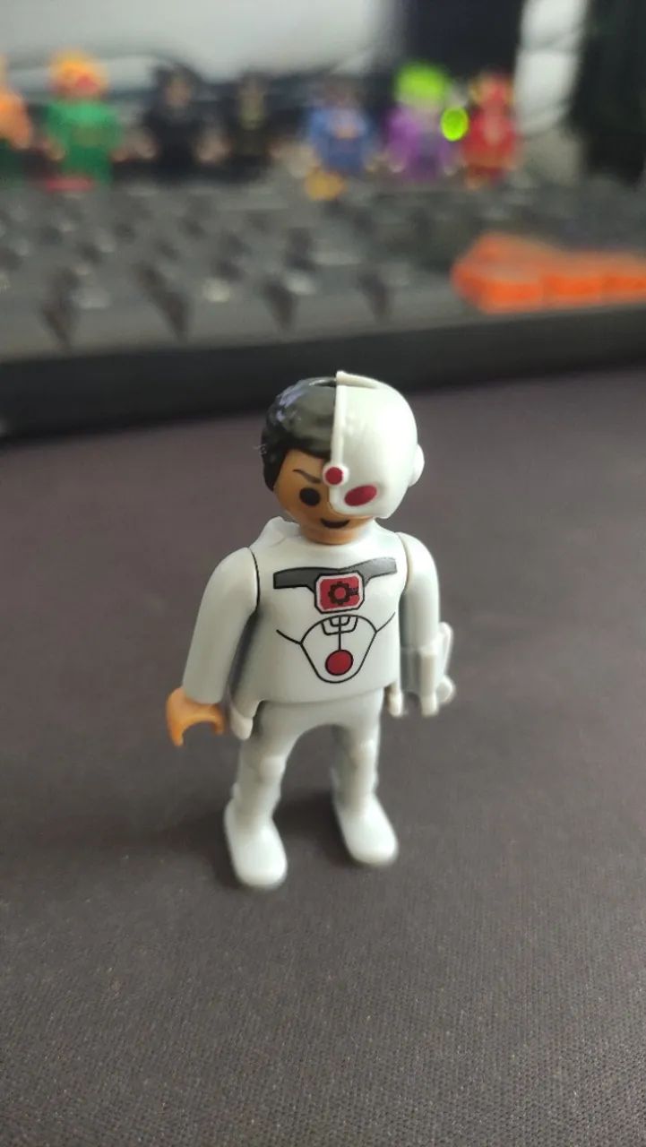 Cyborg - Colecionáveis Kinder Ovo DC Playmobil 2026