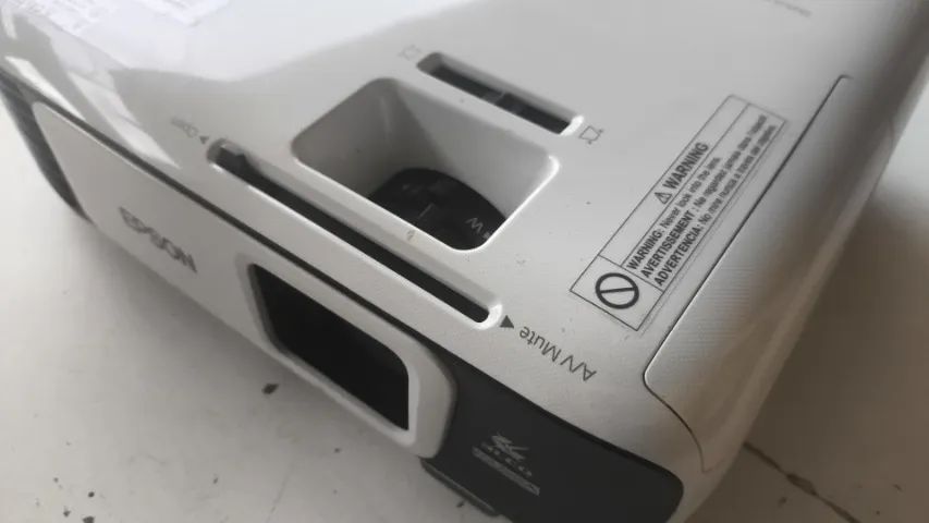 Projetor Epson PowerLite U42+ Full HD | Apenas 125h de uso! | Completo na Caixa - Foto 4
