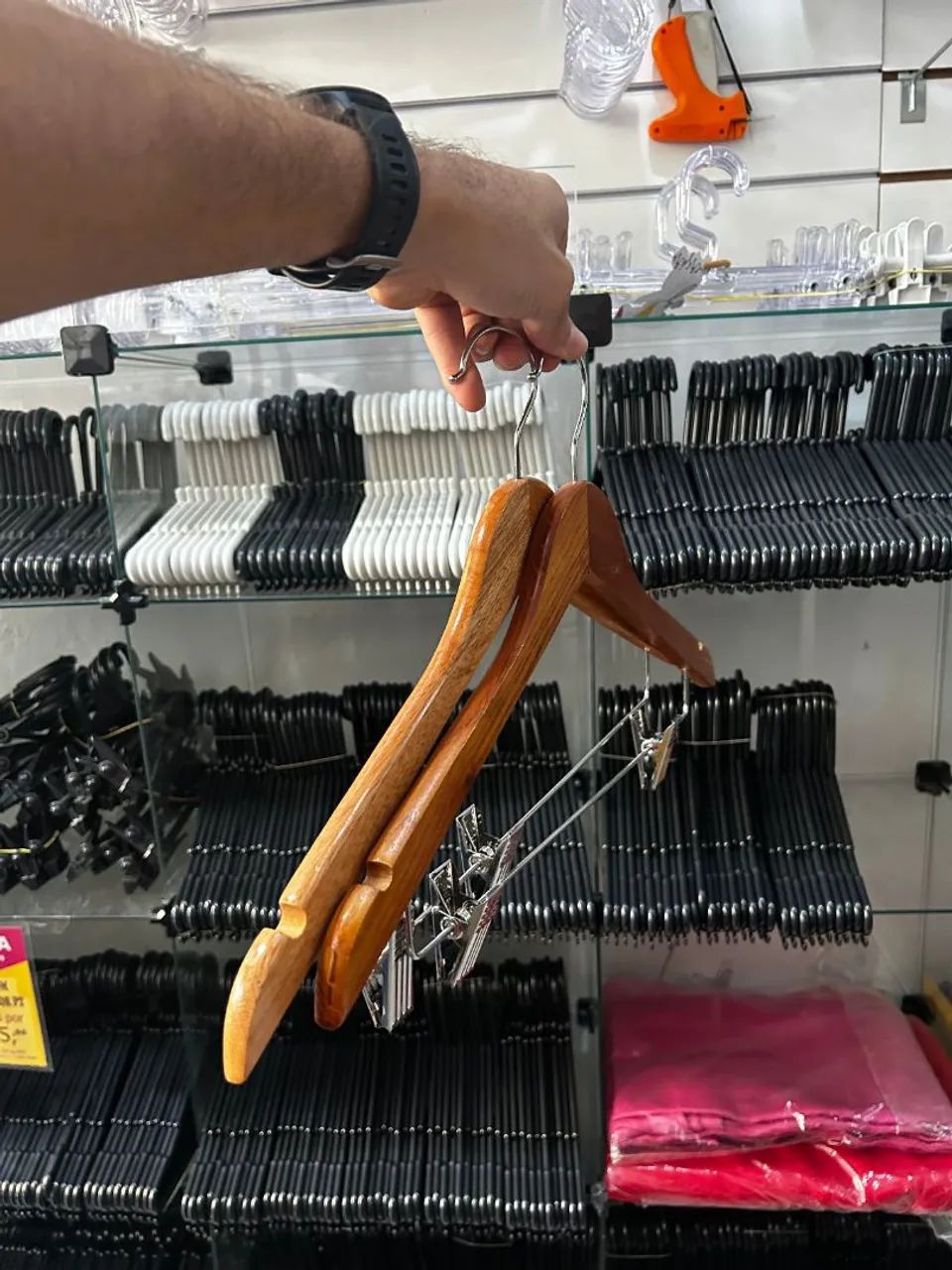 cabide com prendedor de madeira  15,00 cada a vista novo(loja) - Foto 3