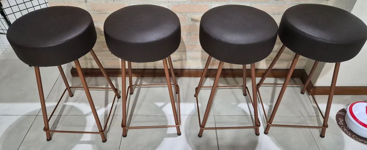 Banquetas lindas, pernas bronze