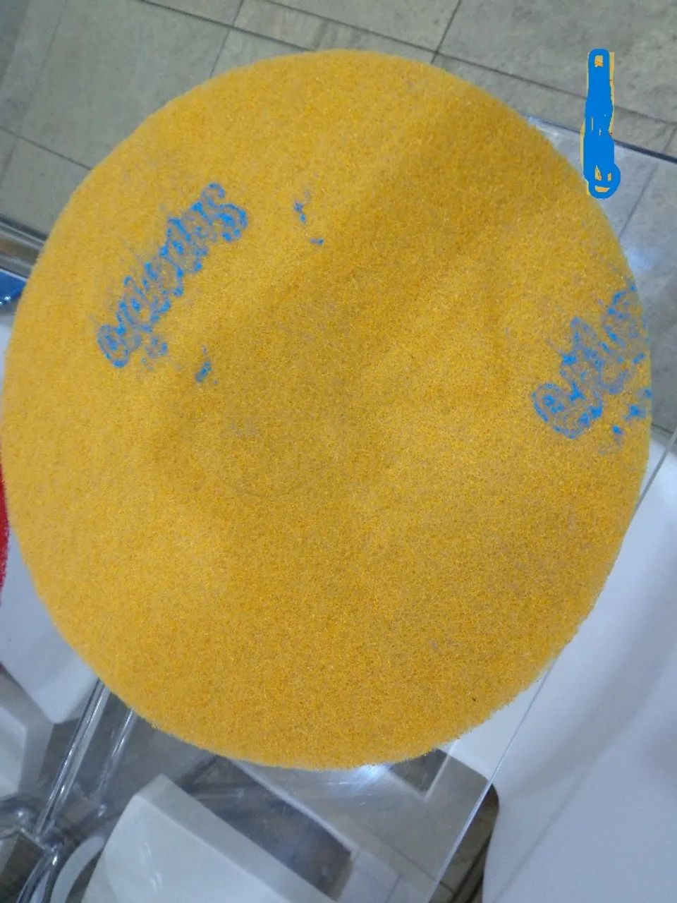 Discos de limpeza para enceradeira industrial. Um amarelo e um vermelho