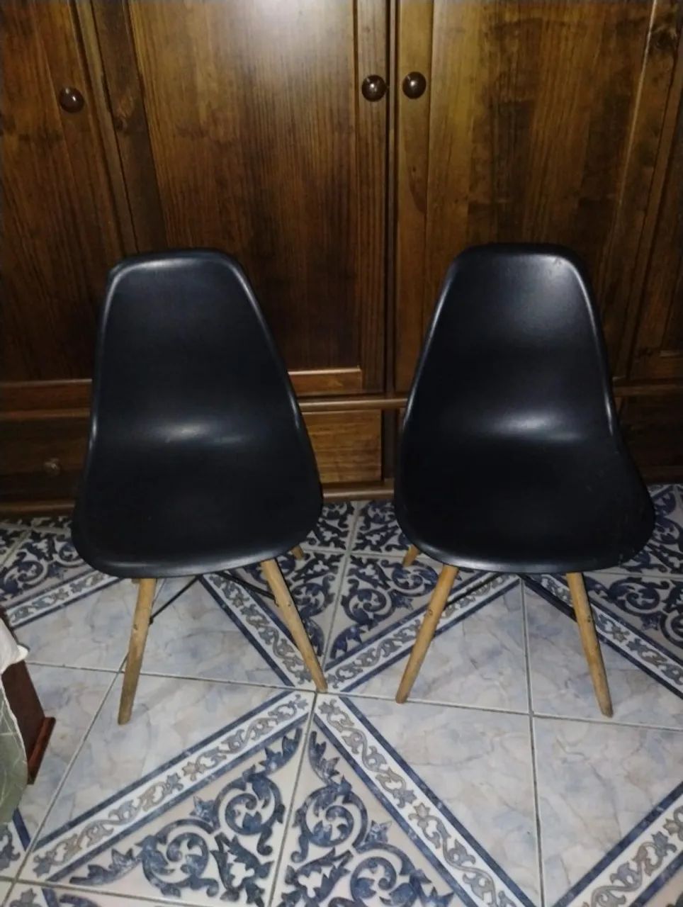 PAR DE CADEIRAS EIFFEL CHARLES EAMES PRETAS - PÉS EM MADEIRA