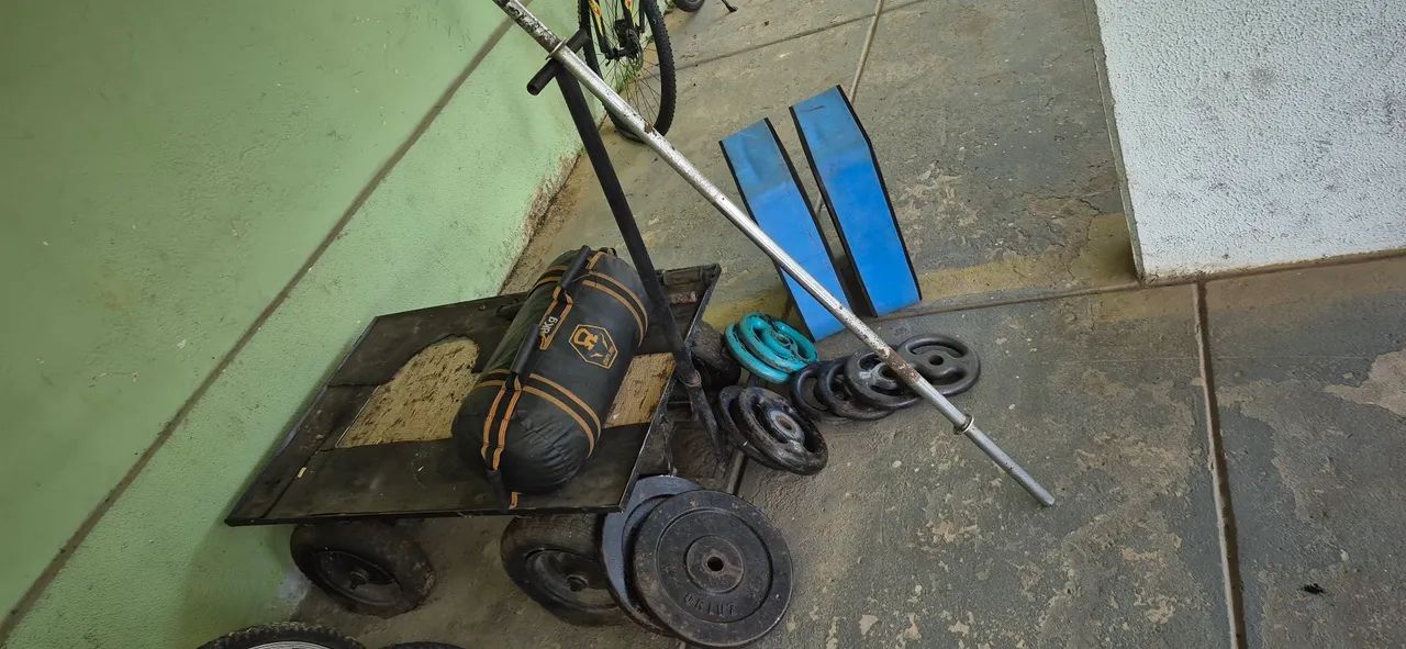  Carrinho com Equipamentos de Treino