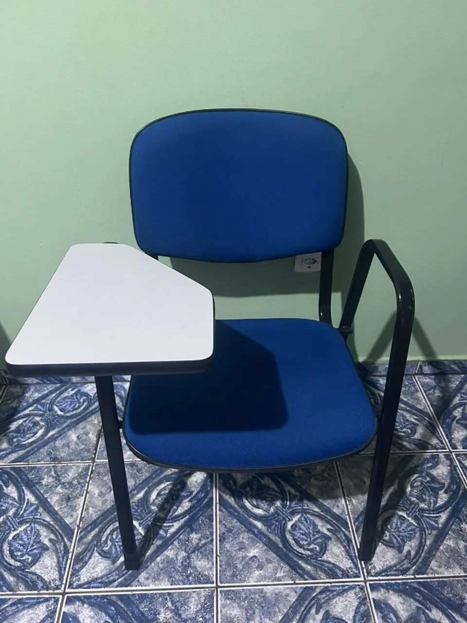 Cadeira universitária escolar com prancheta lateral fixa na cor azul - Foto 2