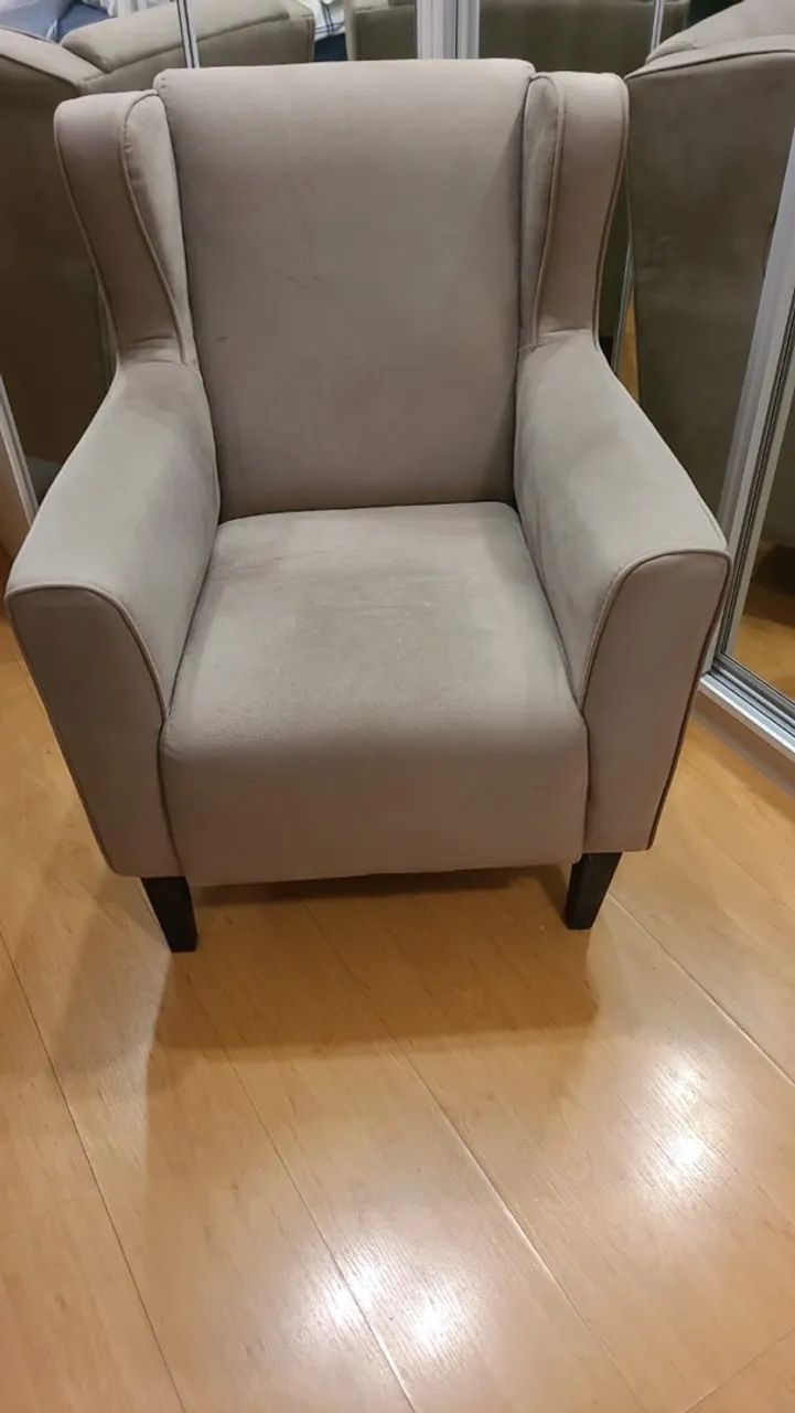 Poltrona e pufe cinzas - chenille - pouquíssimo usada - Foto 4