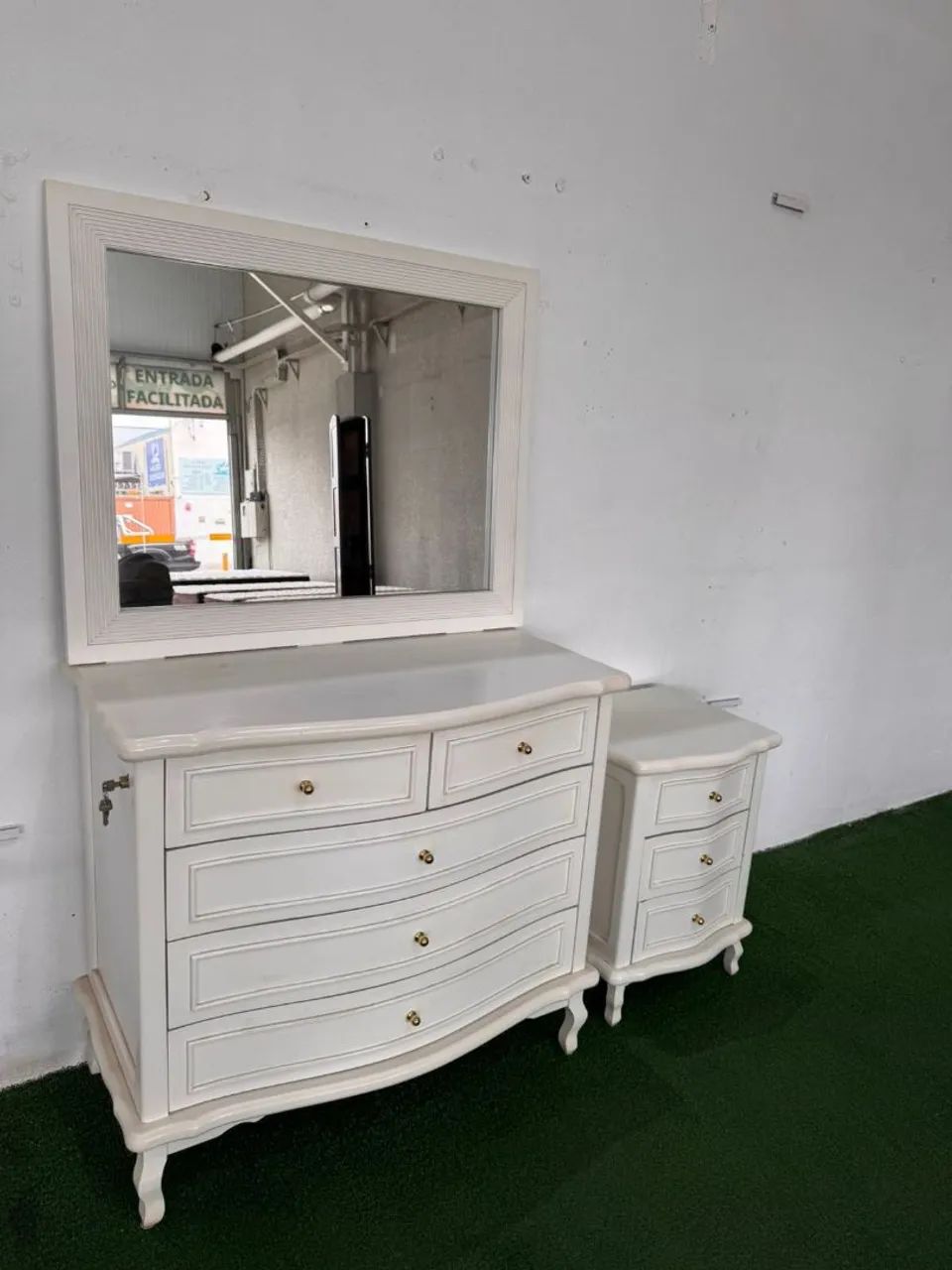 Cômoda Bombê 5 gavetas com chave e espelho - Foto 2