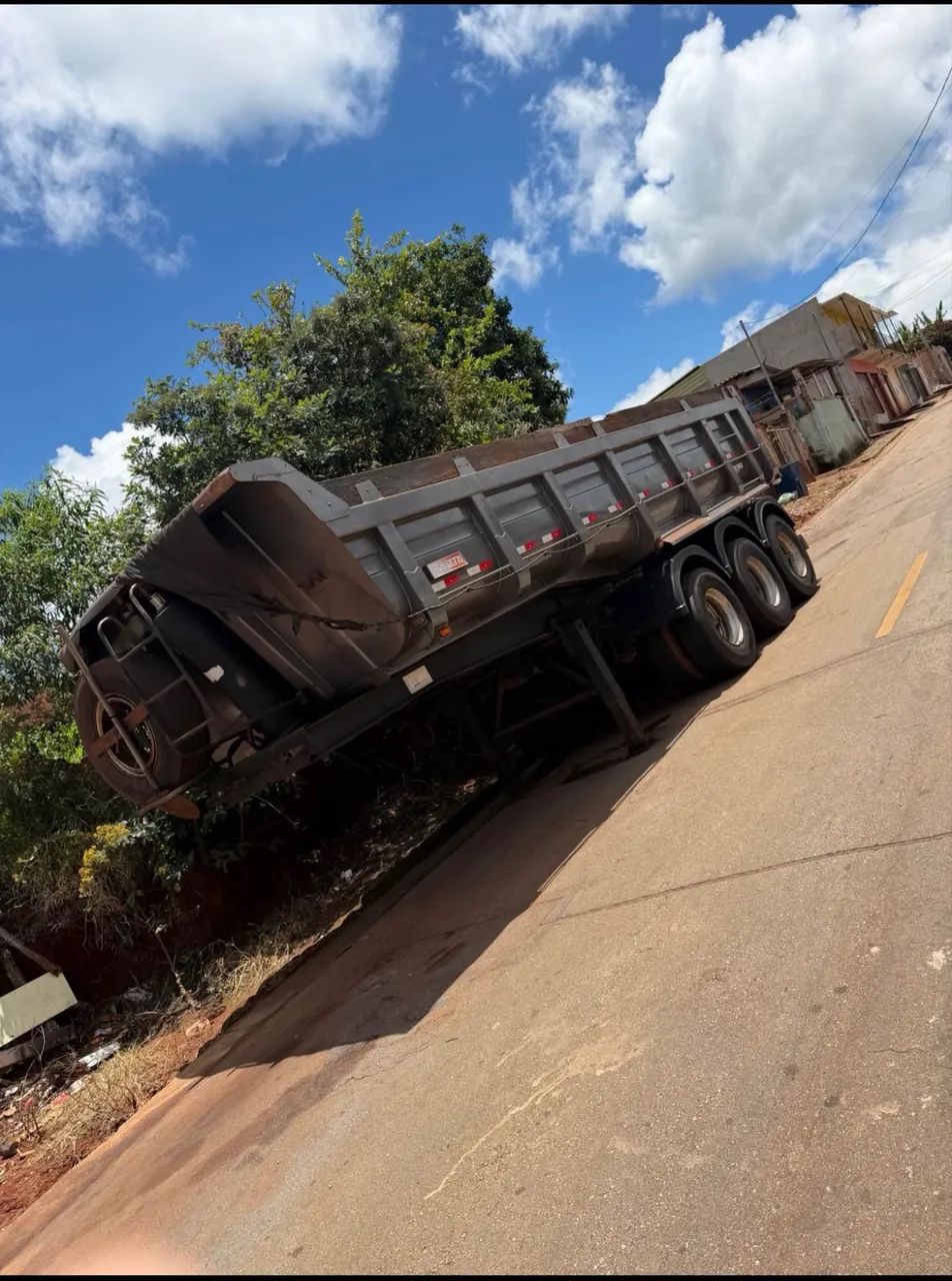 Carreta rosseti 3 eixo 