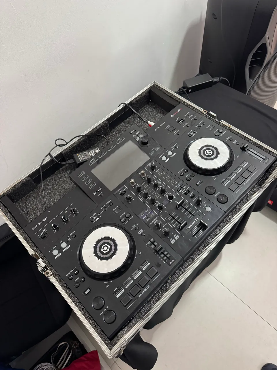 Vendo um par de cdjs Pioneer 850 Black e Mixer 2 canais Pioneer