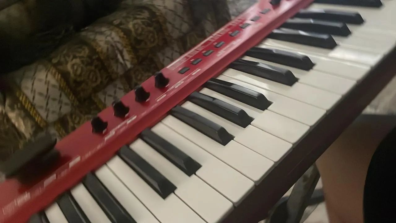 Teclado controlador Behringer UMX610 - Foto 2