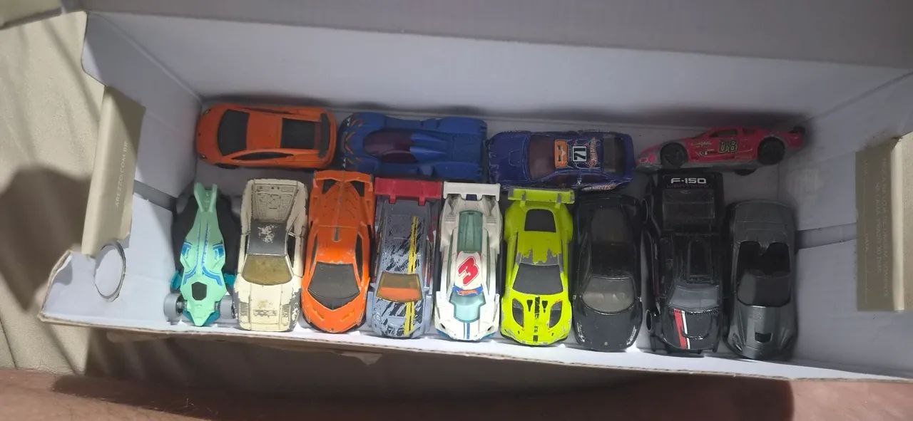 13 carrinhos da hotwheels