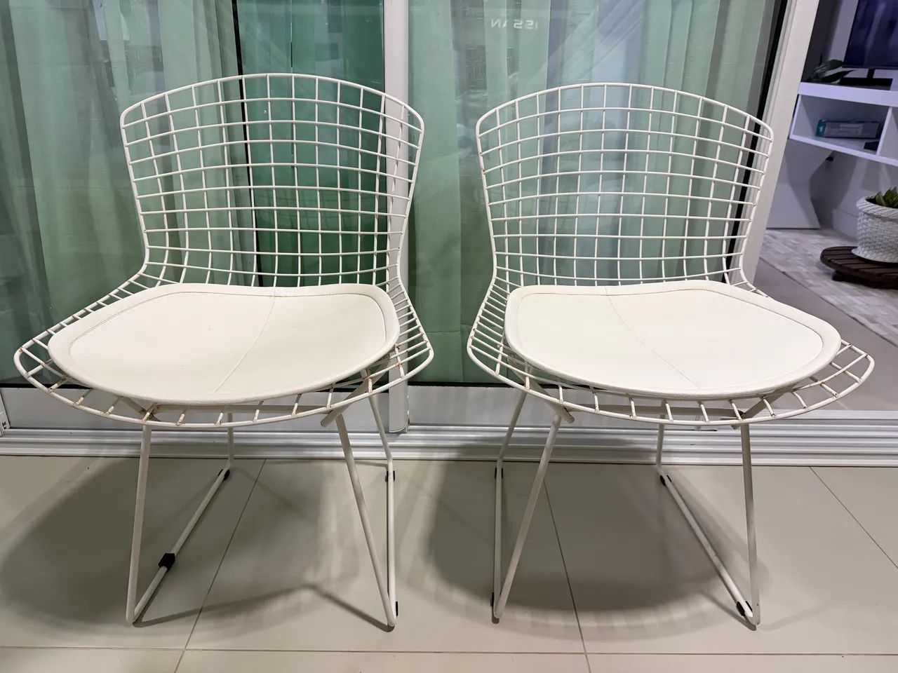 Cadeiras com almofadas Bertoia (Tok&Stok)