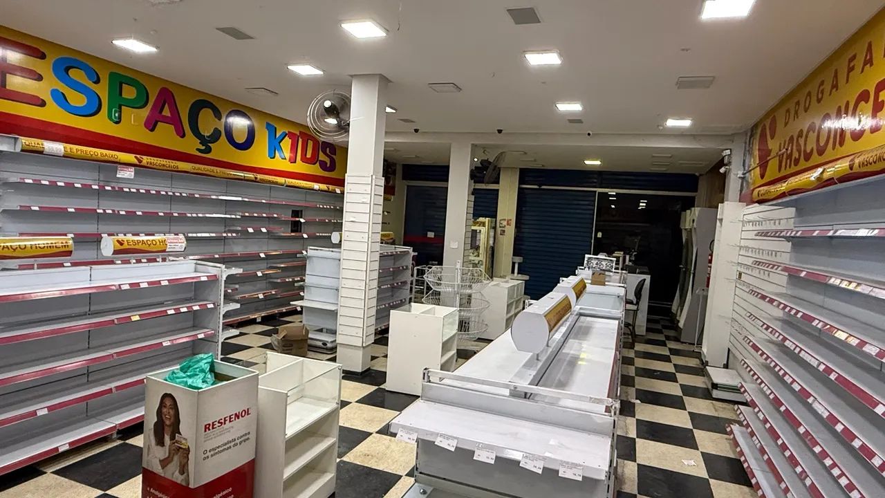 Vendo prateleiras e instalação para Drogaria 
