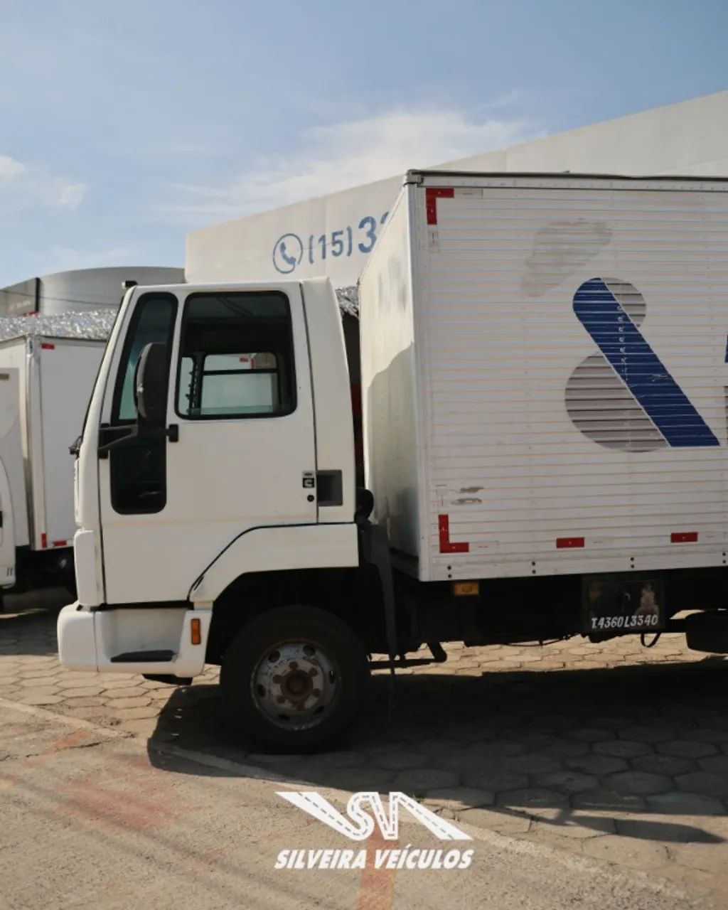 Ford Cargo 712 - Ano: 2011 - Baú - Foto 2