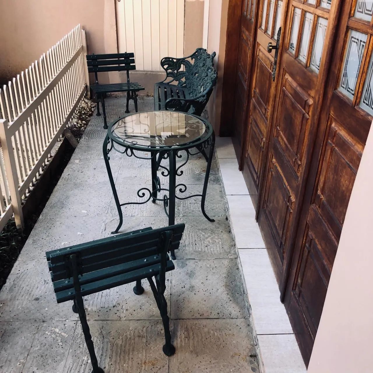 Conjunto de Ferro Trabalhado Estilo Vintage (Mesa e Bancos)