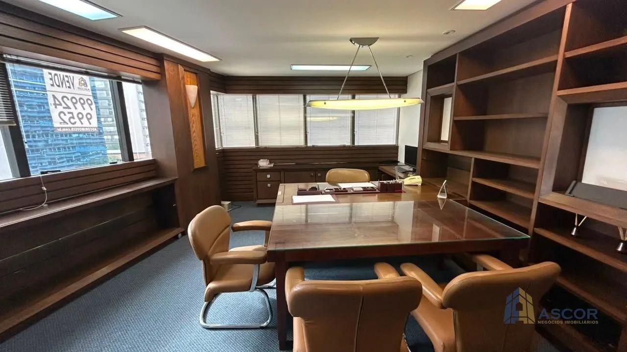 Sala comercial mobiliada com 8 banheiros e 5 vagas em localização privilegiada no Centro