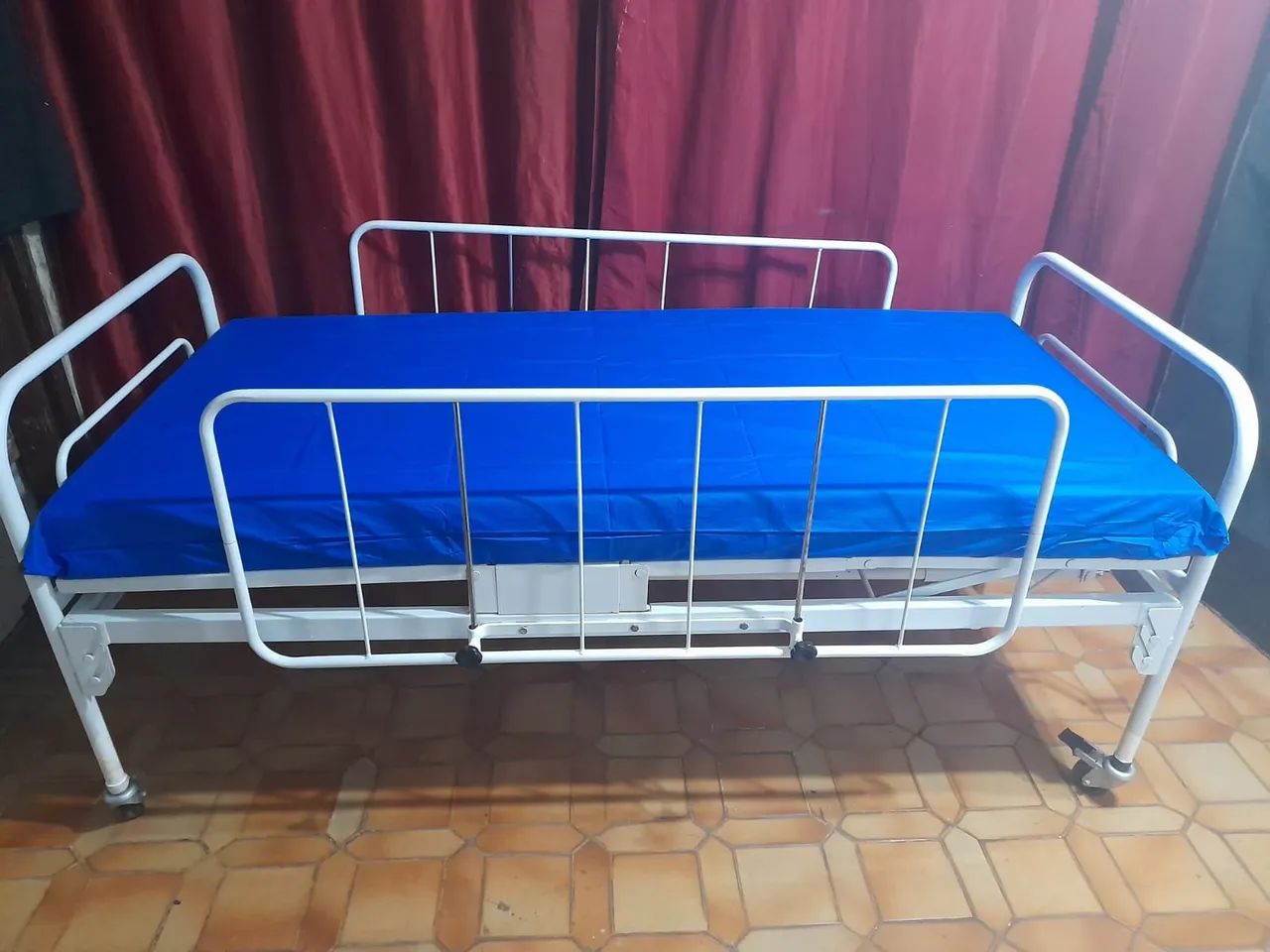 CAMA HOSPITALAR COM DUAS GRADES E COLCHÃO ! ! !  - Foto 3