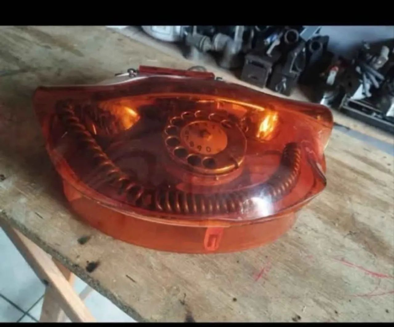 Telefone antigo modelo concha do mar.