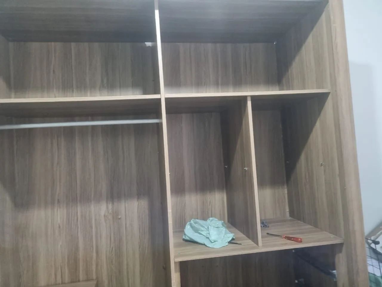 Guarda roupa de solteiro com espelho grande
