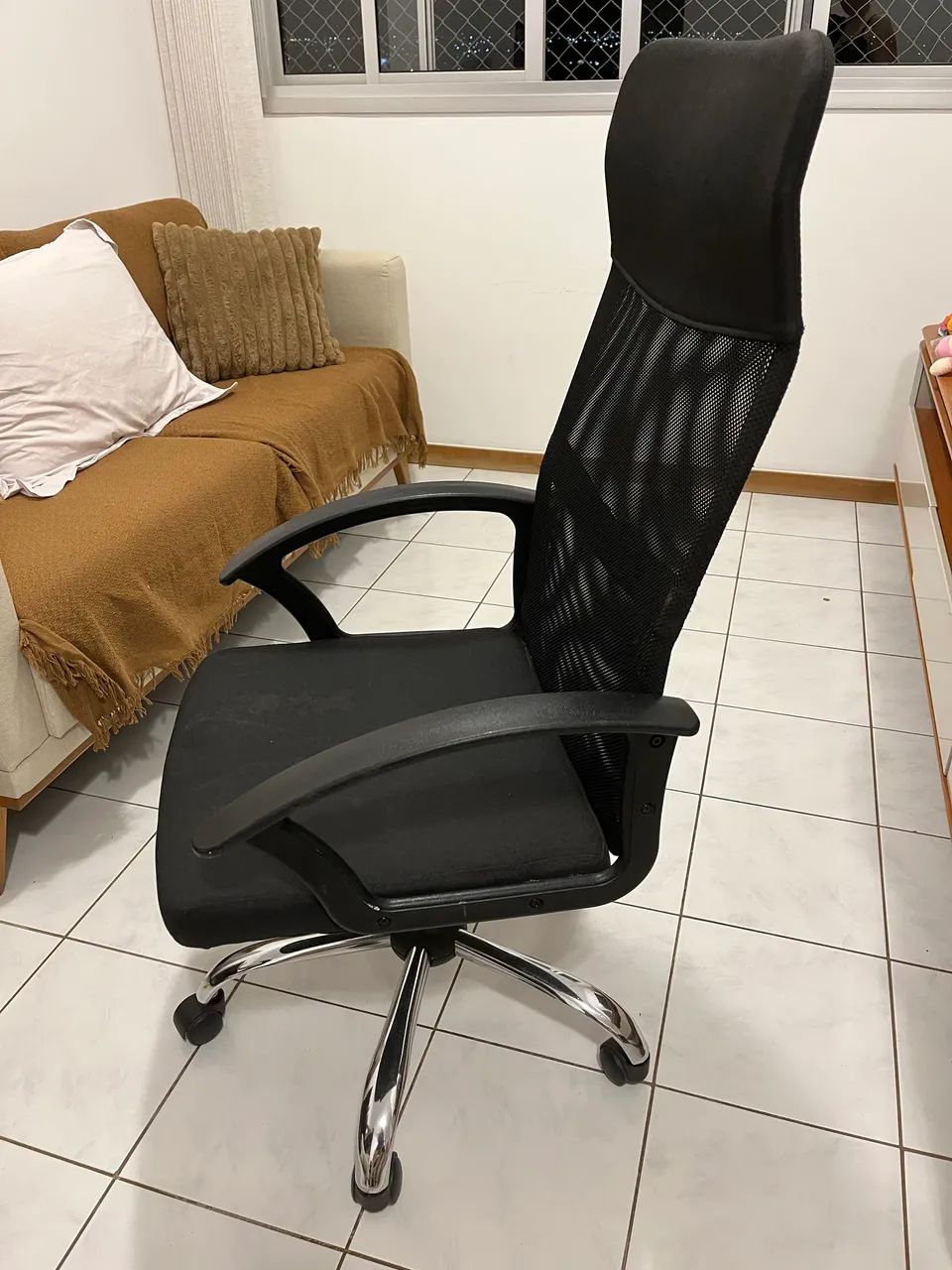 Cadeira de escritório com encosto alto muito confortável