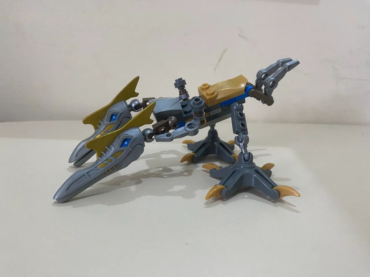 lego dinossauro articulado cinza e dourado - Foto 2
