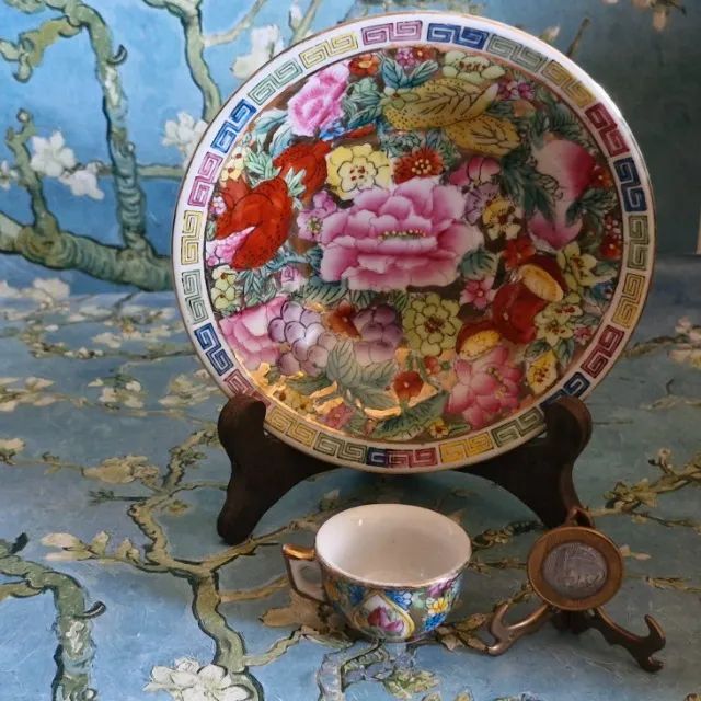Conjunto decorativo de porcelana chinesa vintage. Dois itens: prato 15 cm e uma xicrinha 
