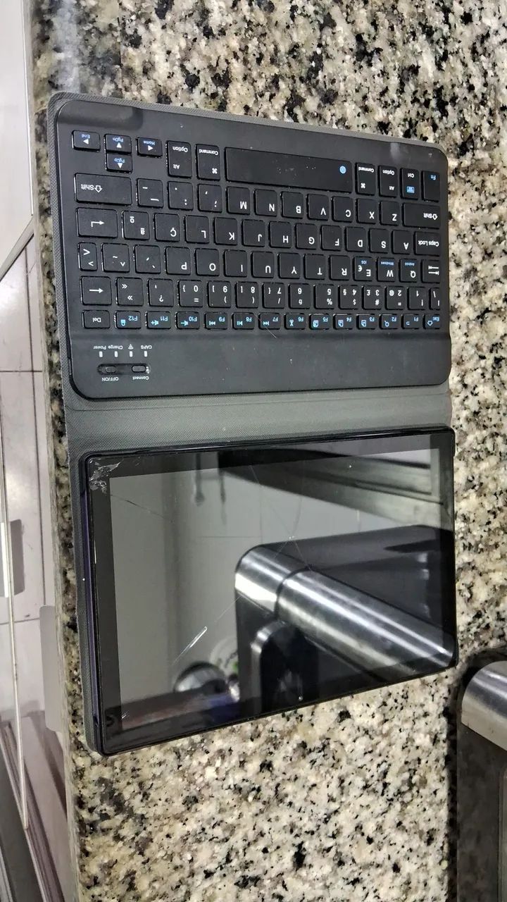 Tablet Easytech E1035 com capa e teclado Bluetooth  - Foto 2