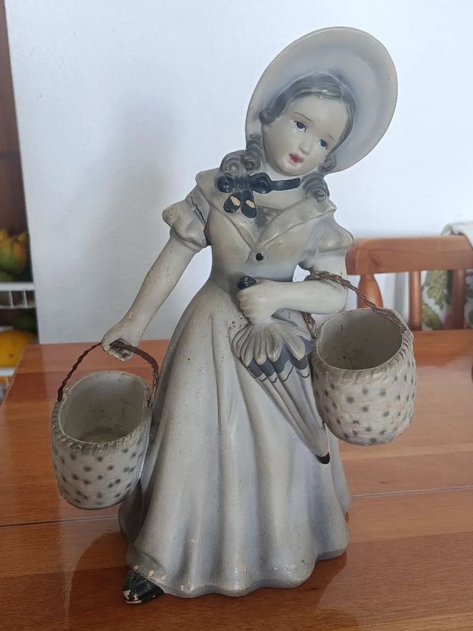 Boneca florista antiga