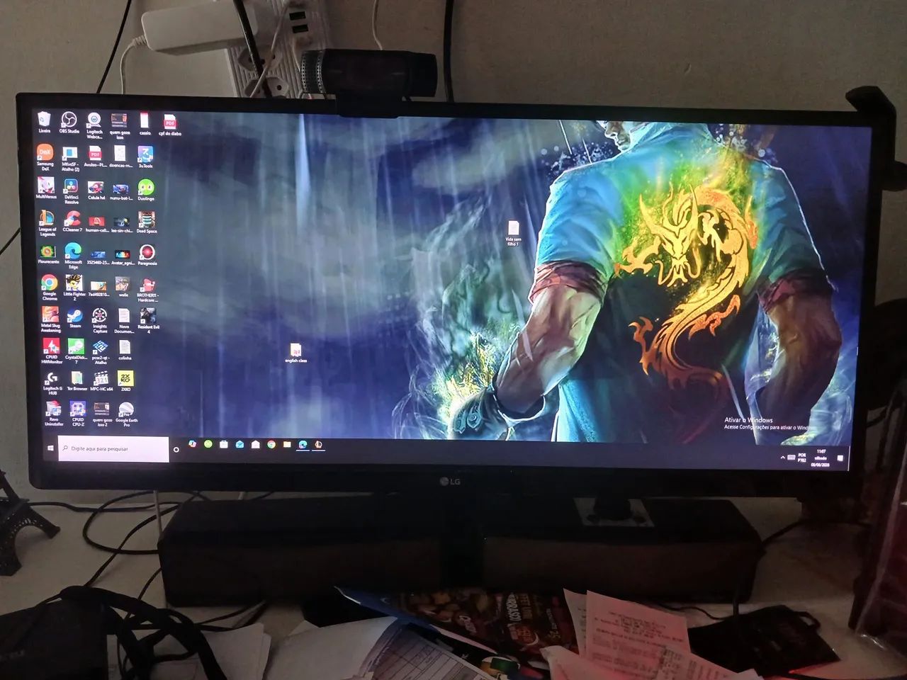 Monitor LG ultrawide de 21 polegadas