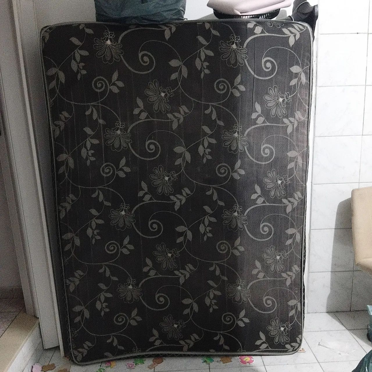 Vendo uma cama box semi nova.